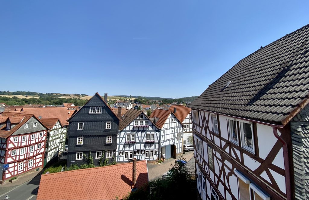Blick auf historische Fachwerkhäuser in einer Altstadt.