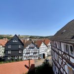 Blick auf historische Fachwerkhäuser in einer Altstadt. uk-cover