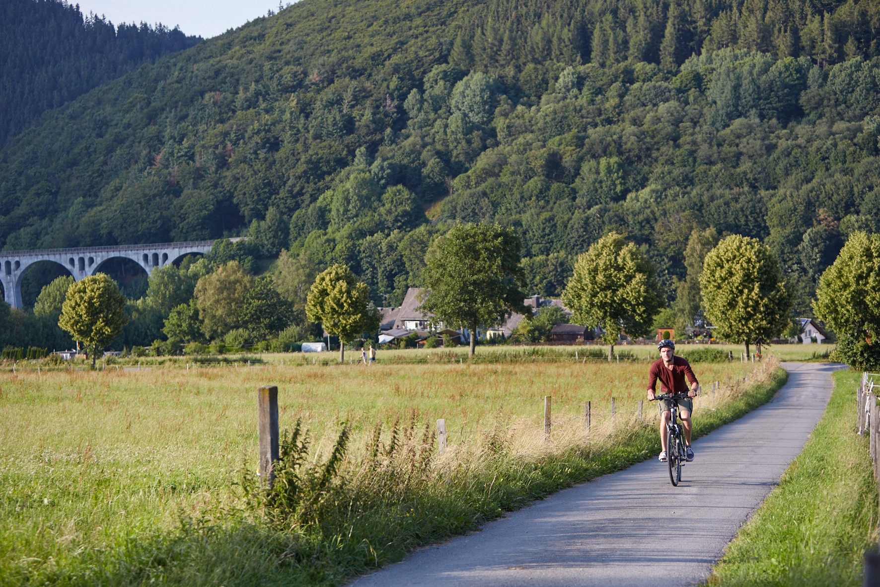 Radfahrer auf Feldweg
