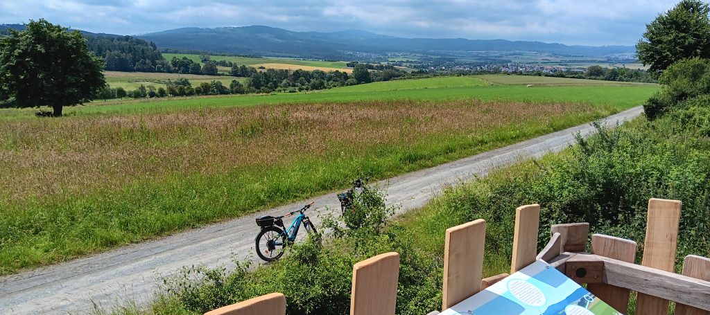 Blick auf einen Radweg und die Landschaft des Taunus