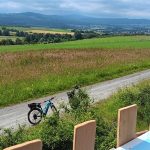 Blick auf einen Radweg und die Landschaft des Taunus uk-cover
