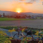 Eine Radfahrerin blickt in den Sonnenuntergang uk-cover