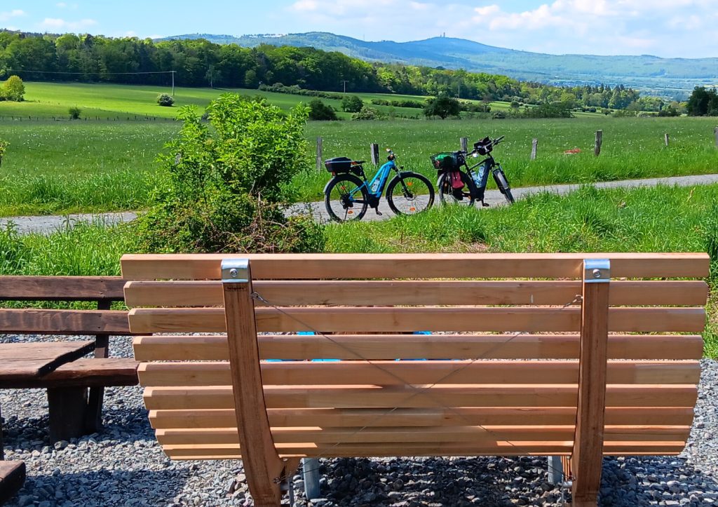 Eine Bank am Wegesrand