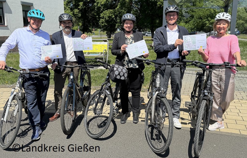 Gemeinschaftsbild bei der offiziellen Freischaltung des Schulradroutennetzes im Landkreis Gießen