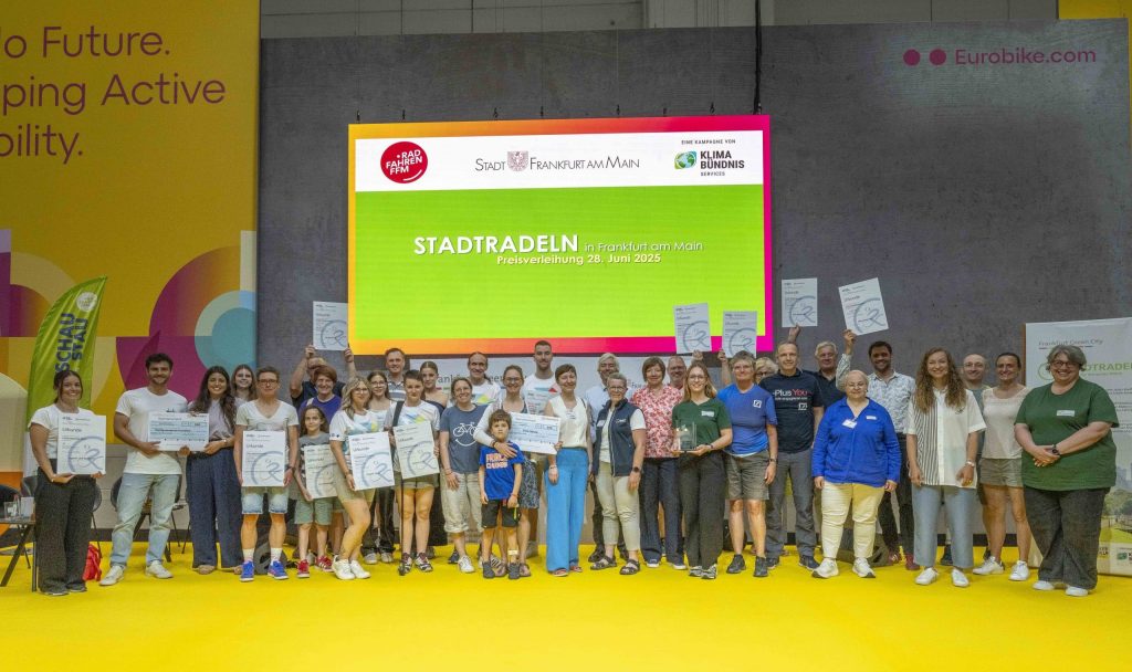 Gemeinschaftsbild bei der Prämierung im Wettbewerb Stadtradeln 2024
