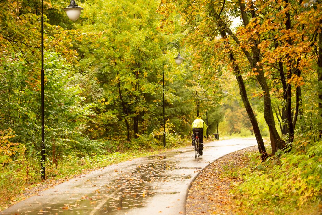 Radfahrer auf nassem Radweg