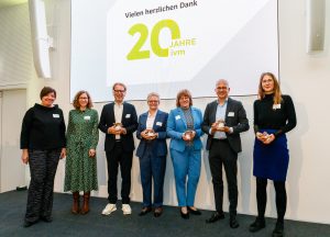 Gemeinschaftsbild bei der Jubiläumsveranstaltung der ivm