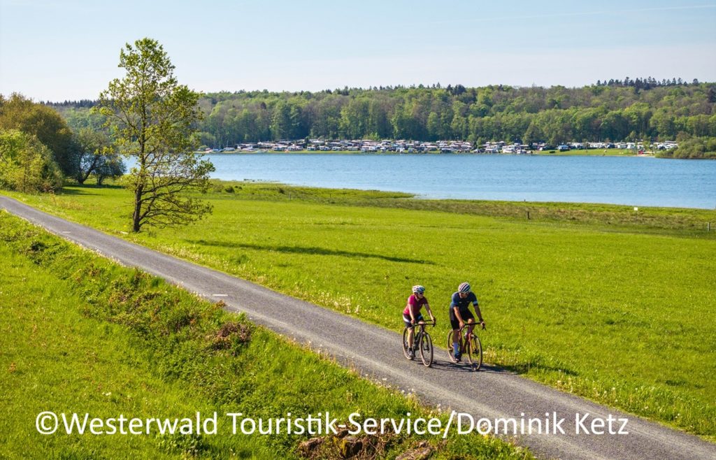 Radfahrende an der Krombachtalsperre