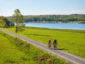 Radfahrende an der Krombachtalsperre