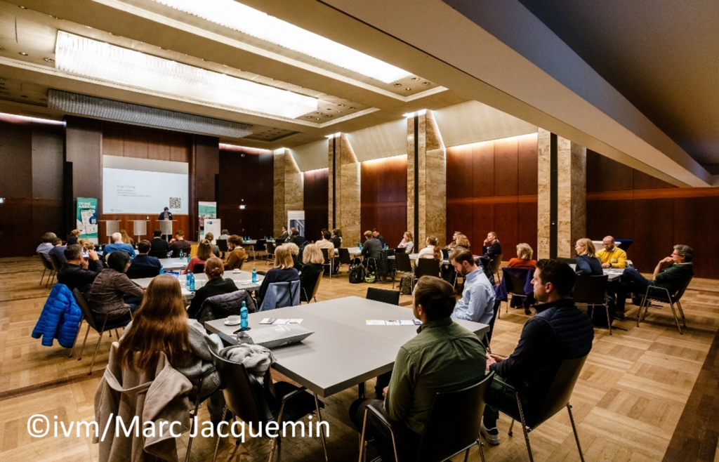 Blick in den Saal und auf das Publikum während der Besser zur Arbeit Konferenz Blick in den Saal und auf das Publikum während der Besser zur Arbeit Konferenz