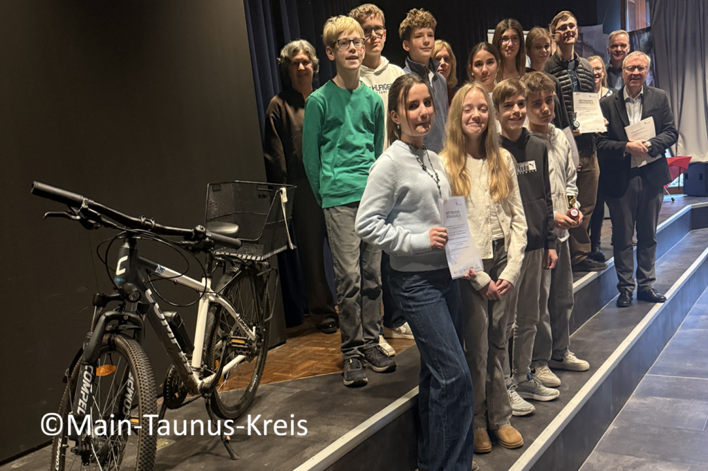 Gemeinschaftsbild bei der Prämierung Schulradeln im Main-Kinzig-Kreis