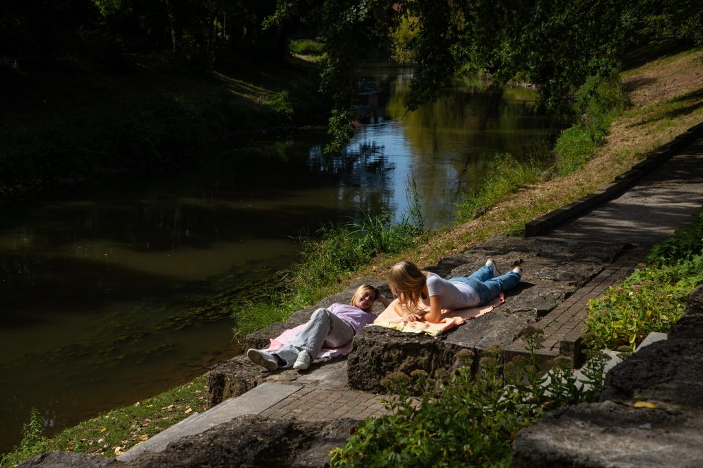 Foto von zwei Frauen an einem Bach