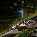 Foto von zwei Frauen an einem Bach uk-cover