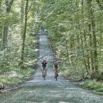 Zwei Radfahrende auf einem Weg durch den Weld uk-cover