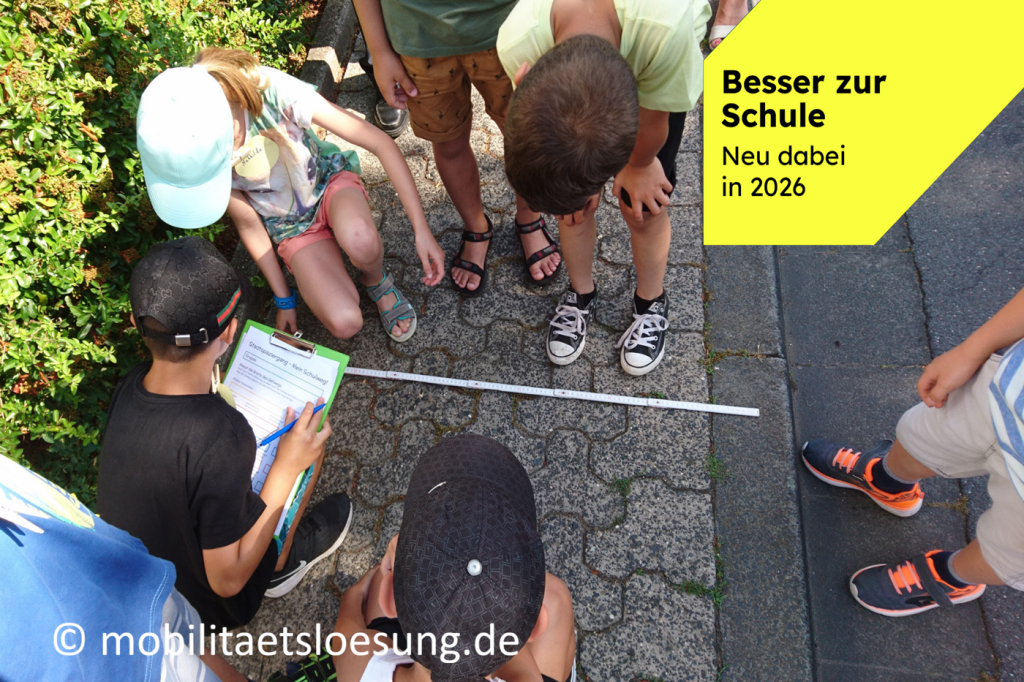 Foto einer Gruppe von Schülerinnen und Schülern auf einem Gehweg