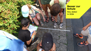 Foto einer Gruppe von Schülerinnen und Schülern auf einem Gehweg