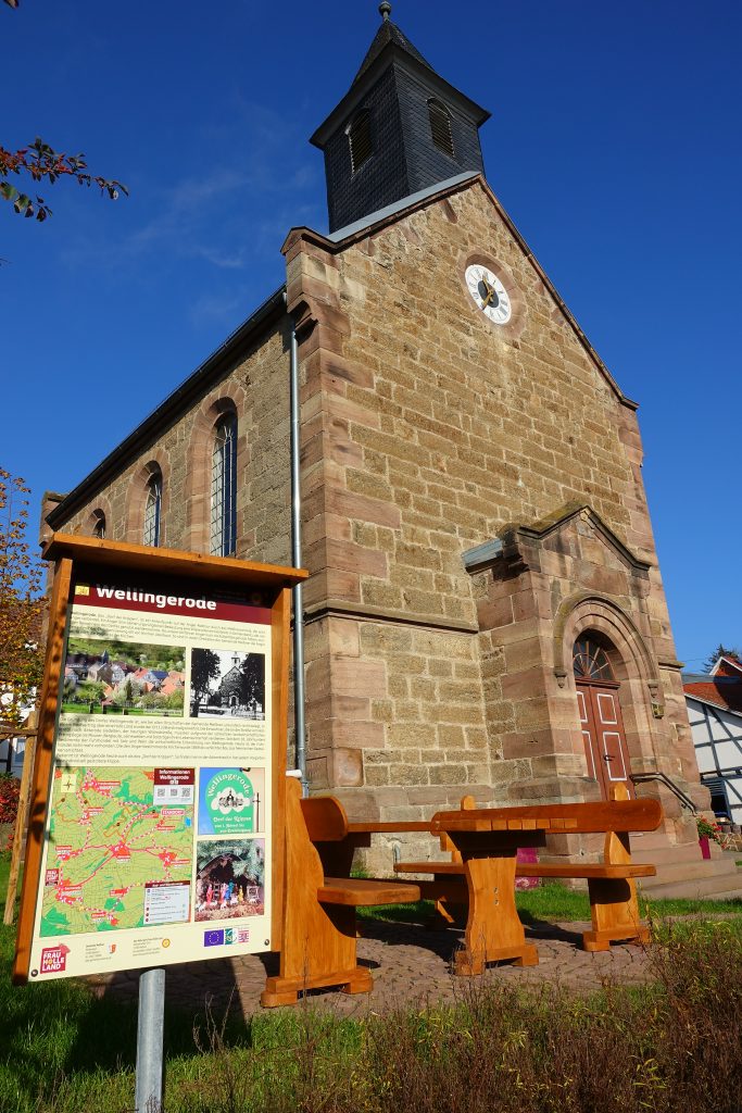 Rastplatz an der Kirche in Wellingerode. (c)Peter Kerst