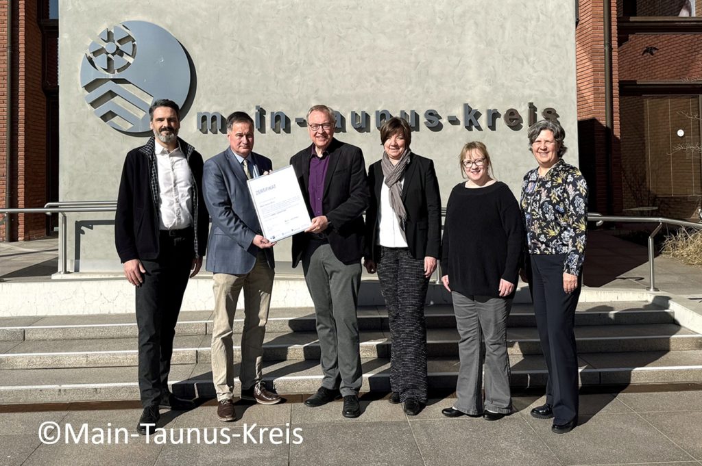 Gemeinschaftsbild bei der Audit-Übergabe im Main-Taunus-Kreis