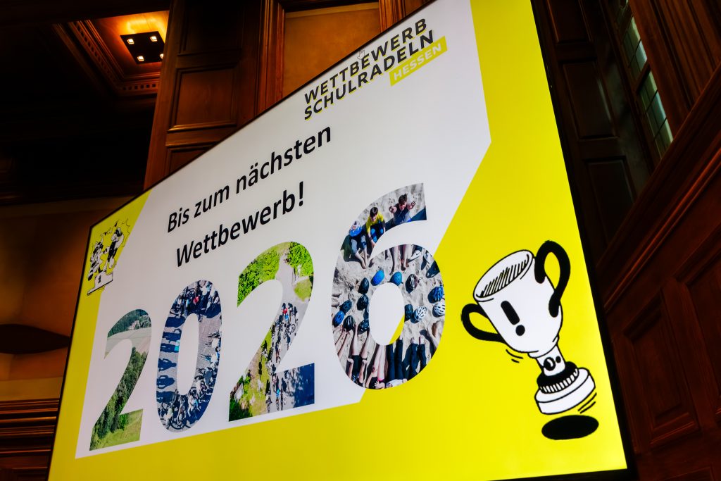 Ankündigung für den Wettbewerb Schulradeln 2026 auf einer Leinwand
