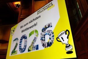 Ankündigung für den Wettbewerb Schulradeln 2026 auf einer Leinwand
