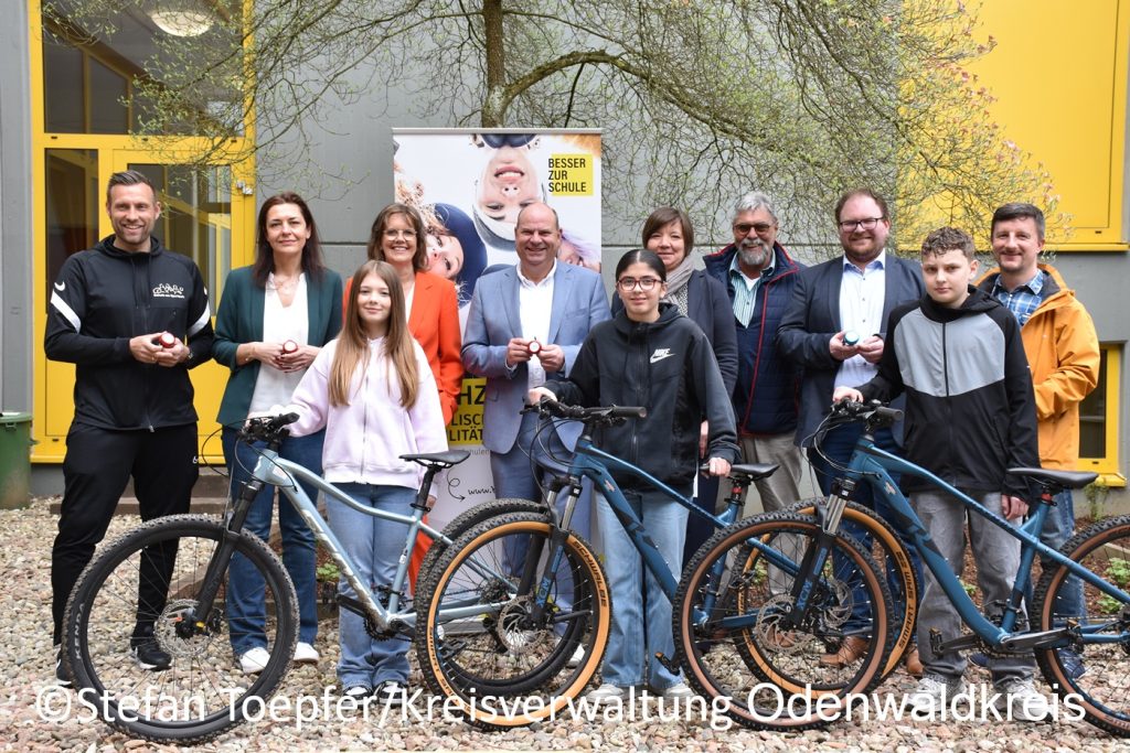 Gemeinschaftsbild bei der Freischaltung des Schulradroutennetzes im Odenwaldkreis