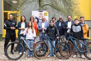 Gemeinschaftsbild bei der Freischaltung des Schulradroutennetzes im Odenwaldkreis