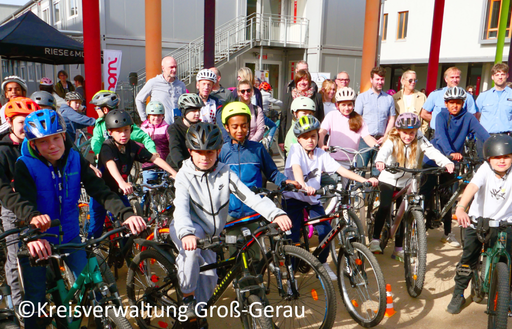 Gemeinschaftsbild beim Auftakt des Wettbewerbs Schulradeln
