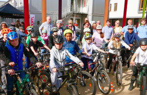 Gemeinschaftsbild beim Auftakt des Wettbewerbs Schulradeln