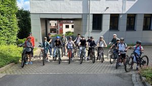 Gemeinschaftsbild mit Schülerinnen und Schülern auf Fahrrädern