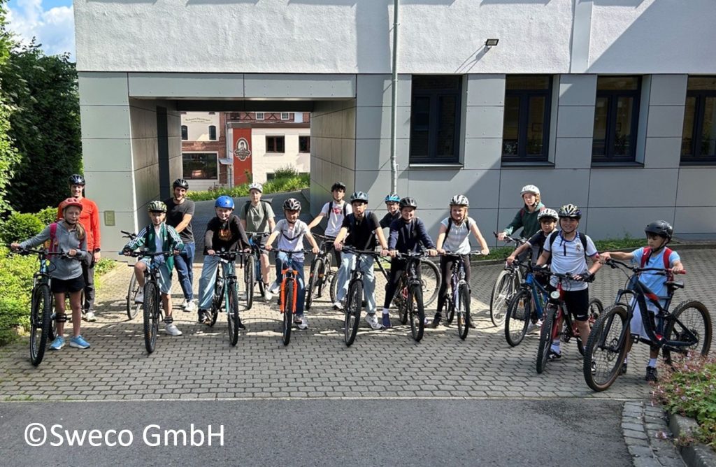 Gemeinschaftsbild mit Schülerinnen und Schülern auf Fahrrädern
