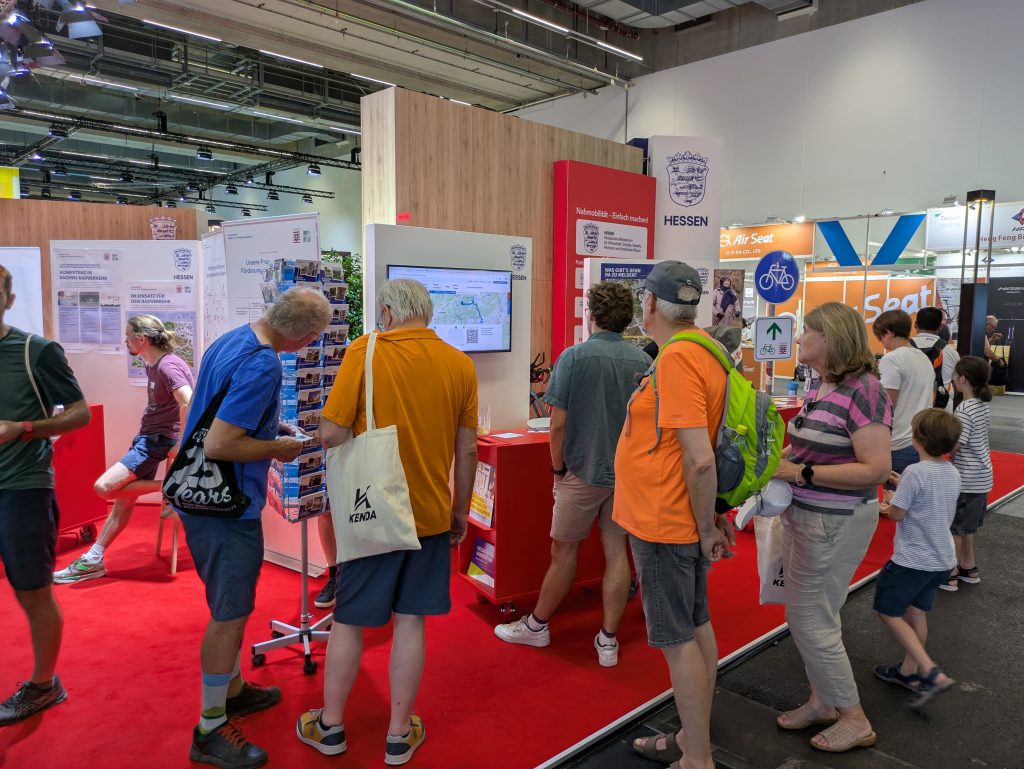 Foto mit Besuchenden vor dem Stand des Landes Hessen auf der EuroBike