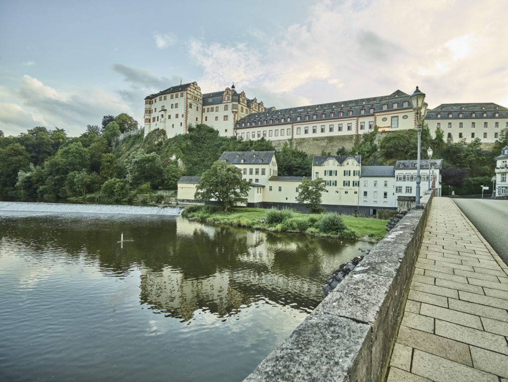 Panoramabild mit Blick auf das Schloss in Weilburg