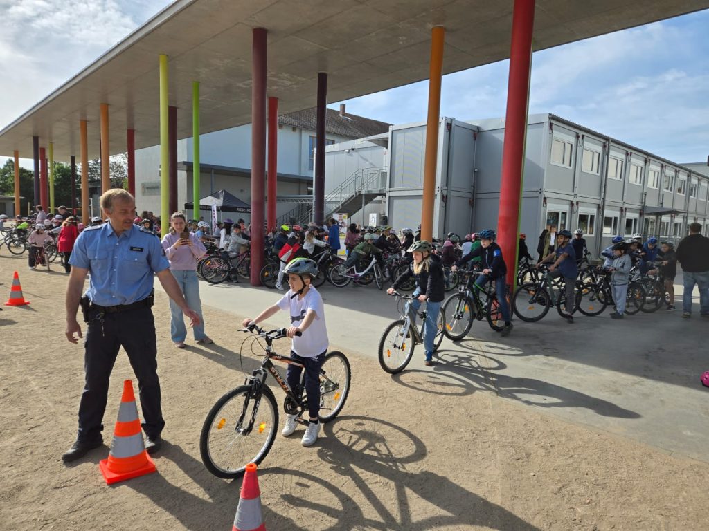 Bild Blog Foto mit Kindern auf Fahrrädern und einem Polizisten