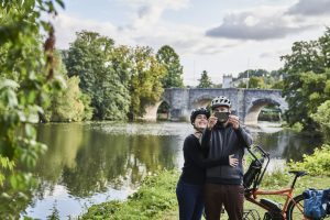 Foto von zwei Radfahrenden am Ufer der Lahn