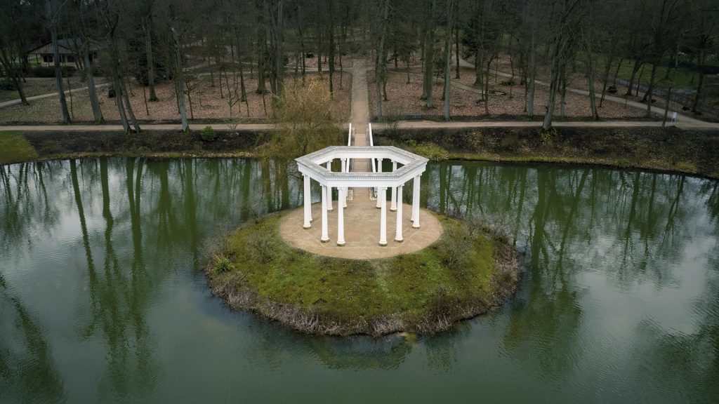 Foto der Rotunde in einer Parklandschaft