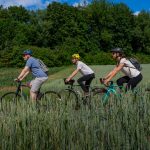 Foto von drei Radfahrern in der Natur uk-cover