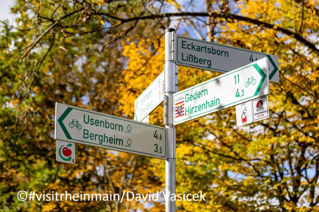 RheinMain Wetterau Ortenberg Vulkanradweg 07 ©#visitrheinmain Da Foto eines Radwegweisers im Herbst